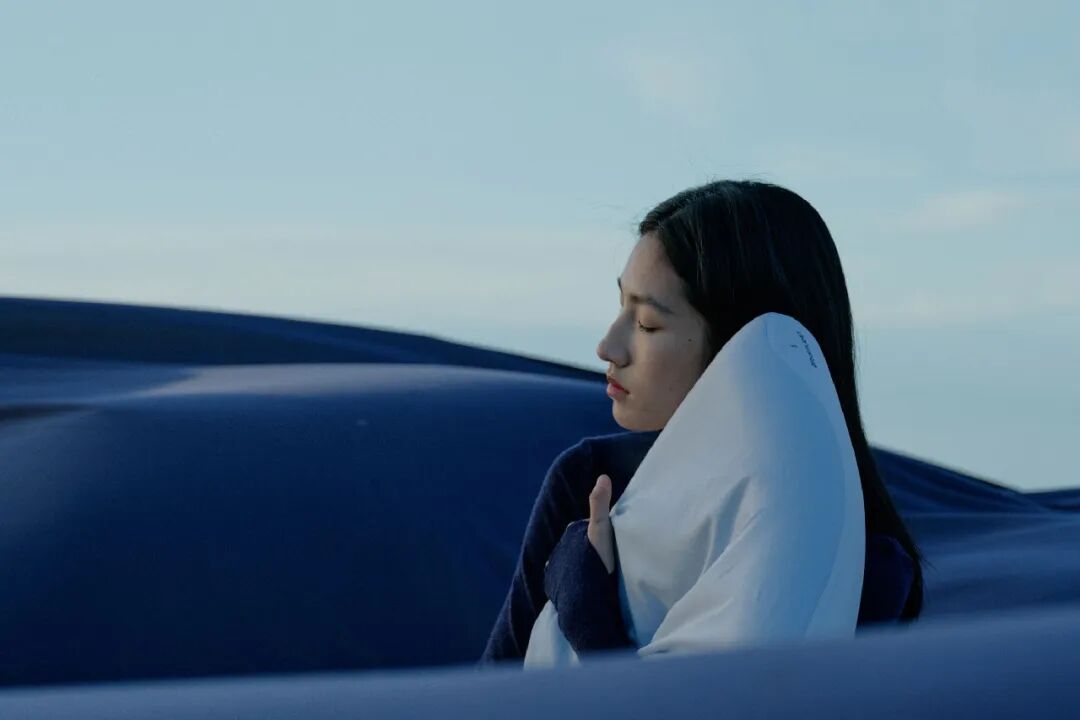 一个大单品的持续爆火，是创新、审美与营销共同作用于未被满足的细分市场，并根据用户需求持续迭代带来的必然结果。